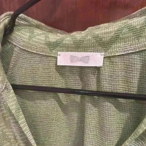 Green Chevron Stripe Shirt size and brand unknown? - Picture 2 of 3